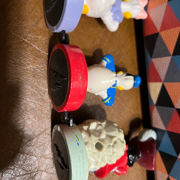 1999 McDonalds Disneyland Paris Disney Hook Peter Pan Donald Daisy Stamp Toy - Picture 5 of 7